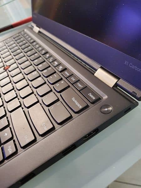 Lenovo ThinkPad X1 Carbon Gen 4 
CPU: Intel Core i7 - 6th Generation 3