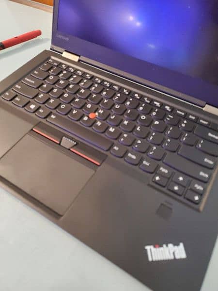 Lenovo ThinkPad X1 Carbon Gen 4 
CPU: Intel Core i7 - 6th Generation 4