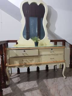 VINTAGE WOODEN DRESSING TABLE EXCELLENT CONDITION ,PRICE NEGOTIABLE