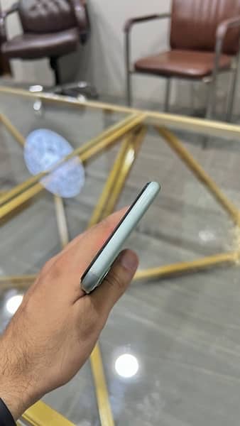 Iphone 11, 64 gb with 80% BH 3