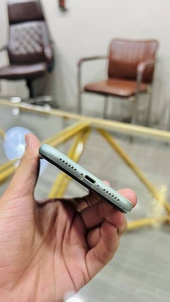 Iphone 11, 64 gb with 80% BH 4