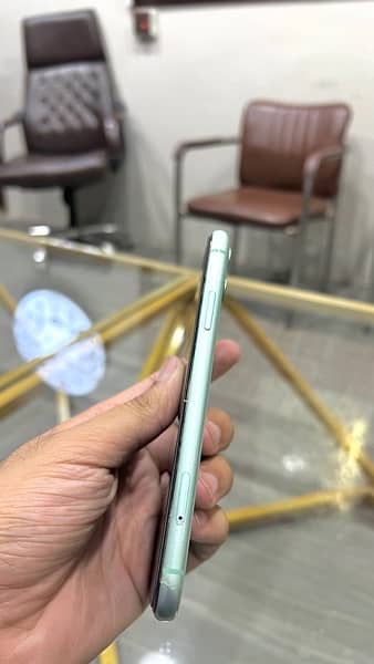 Iphone 11, 64 gb with 80% BH 5