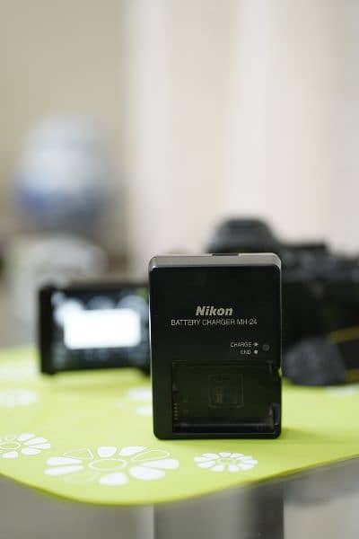 Nikon D5200 + 18-55 lens + Charger 2