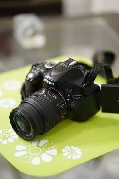 Nikon D5200 + 18-55 lens + Charger 5