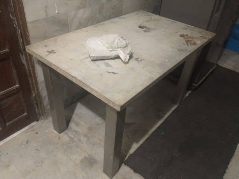 Table in good condition 1