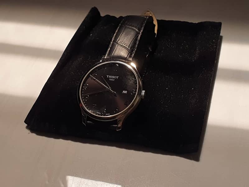 Tissot Men's Swiss Quartz Watch - Classic Elegance and Precision 7