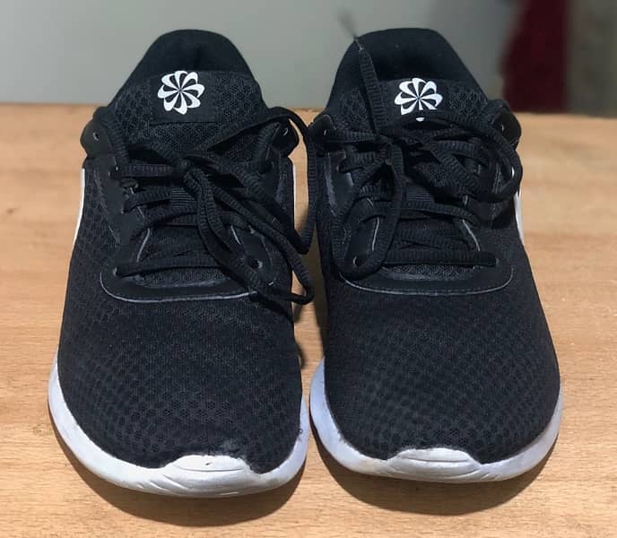Nike Tanjun Black Running Shoes 3