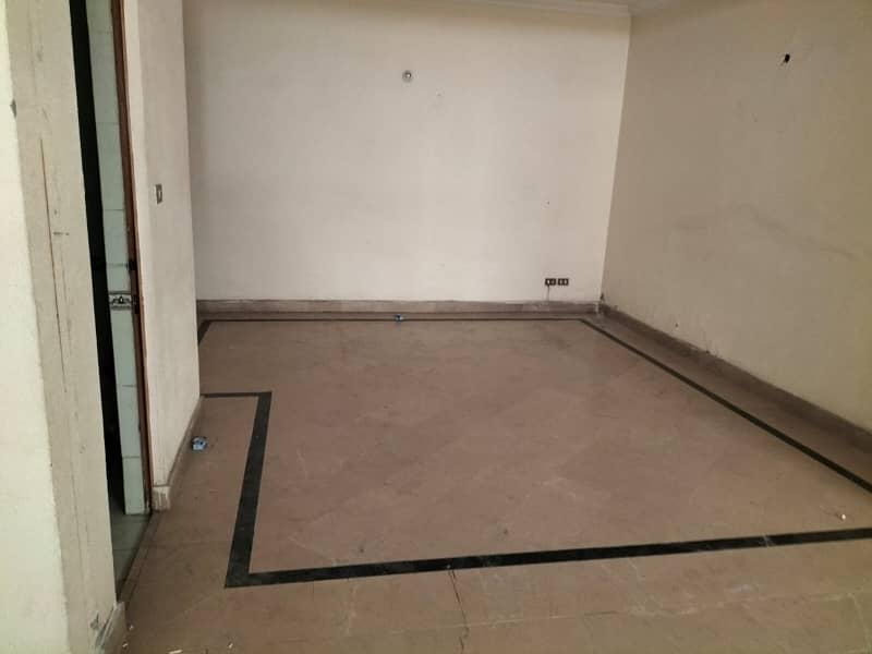 In Garden Town Lower Portion Sized 1 Kanal For rent 1