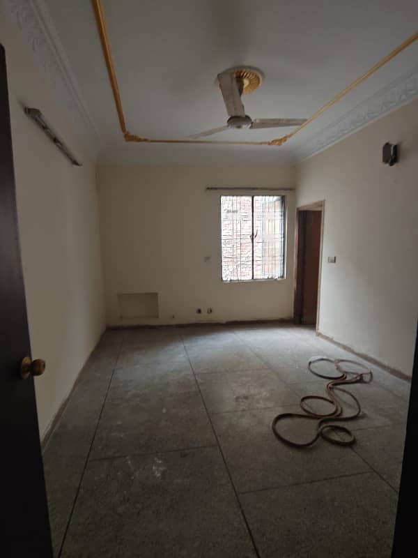 Upper Portion Of 2250 Square Feet Is Available For Rent In Allama Iqbal Town - Umar Block Lahore Lower Portion Lock 8