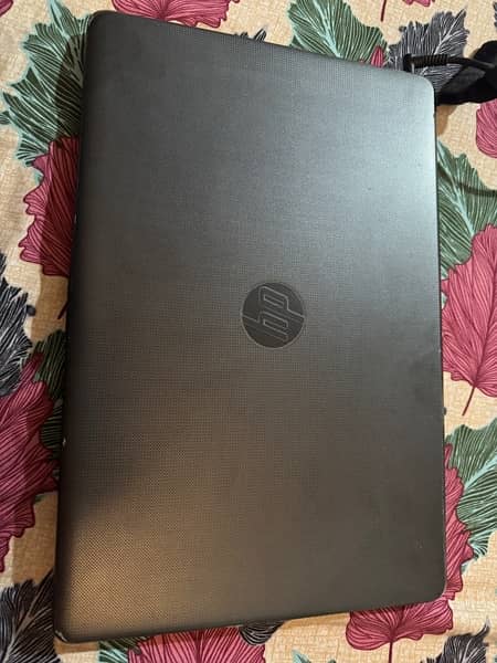 HP 15 RA0xx laptop like new 15.4 display used 2 months only 2