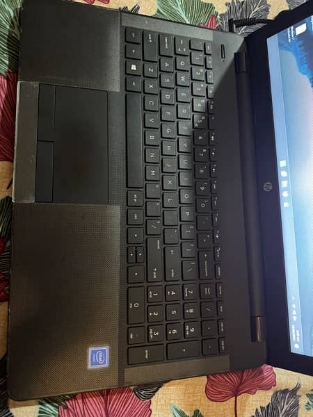 HP 15 RA0xx laptop like new 15.4 display used 2 months only 3