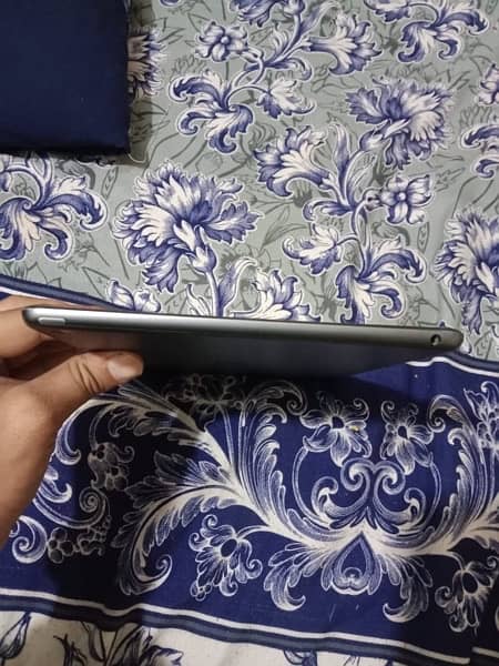 iPad 9th Generation with Stylux Pen (Silver Color) 4