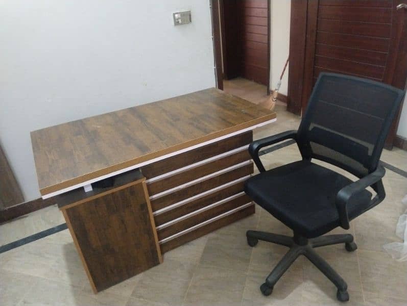 Beautiful table & chair for office work 1