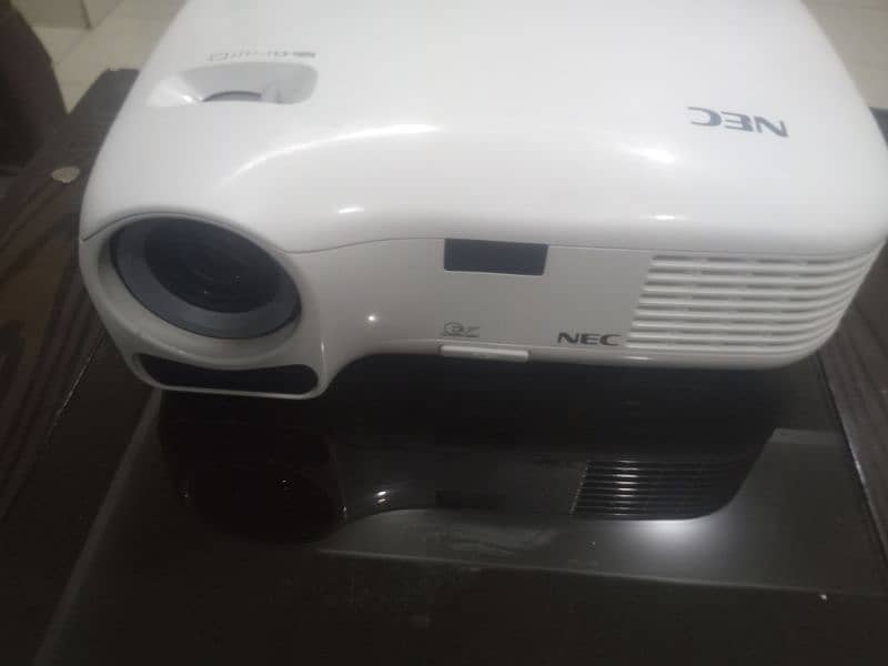 VGA and HDMI multimedia projectors available in wholesale price 10