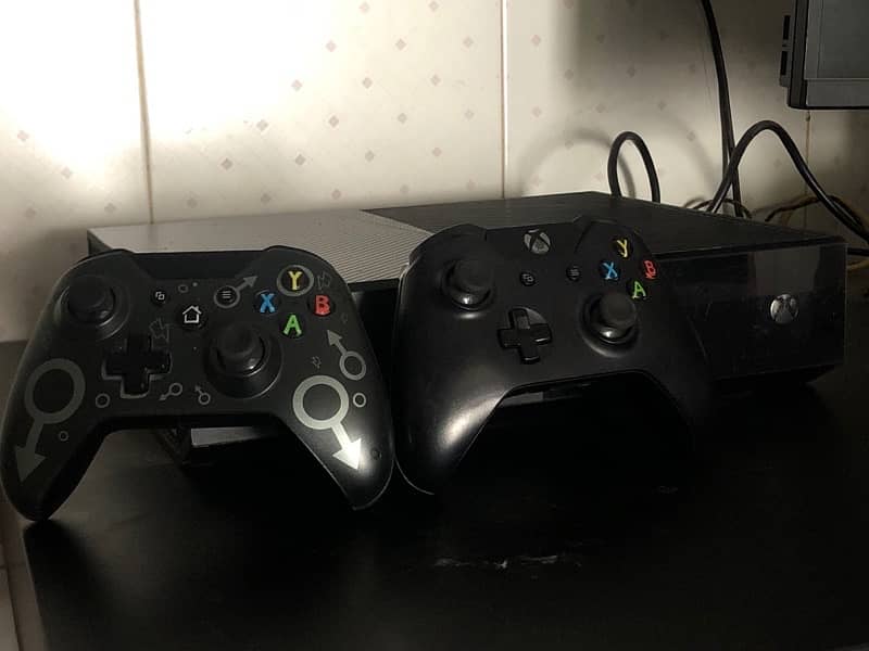 Xbox One 1TB with two controllers 0