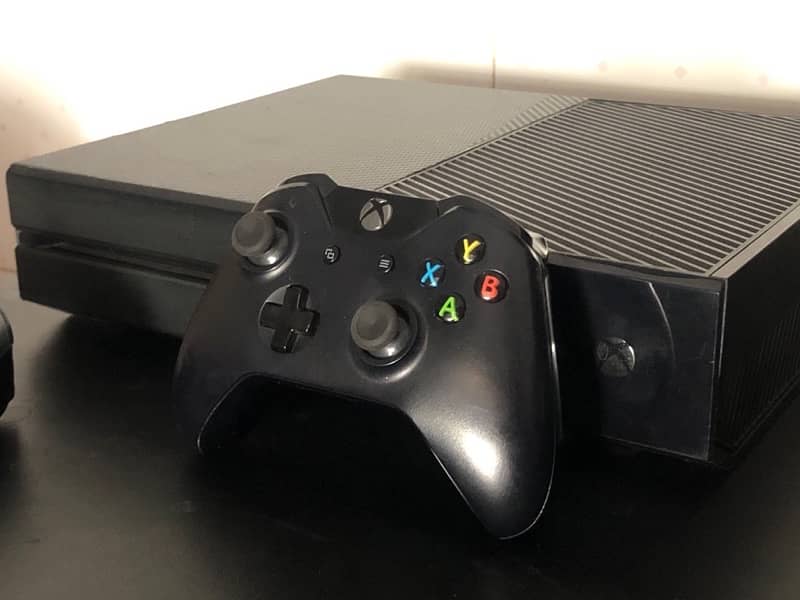 Xbox One 1TB with two controllers 3