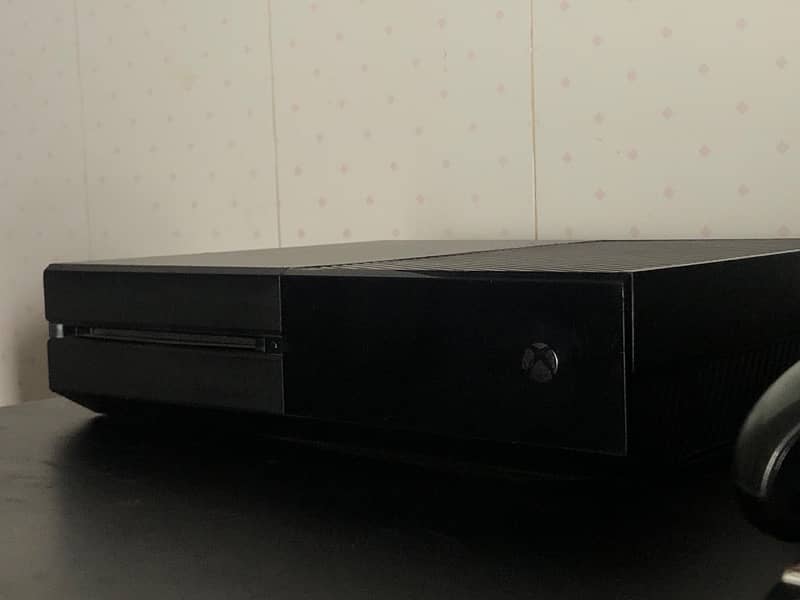 Xbox One 1TB with two controllers 5