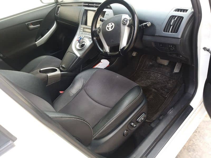 Toyota Prius 2014 G Grade with Leather electric seats 6