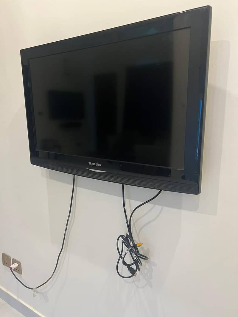 LCD TV - 32" 4