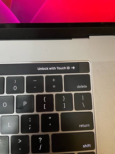 Macbook Pro 15inch touch bar 4