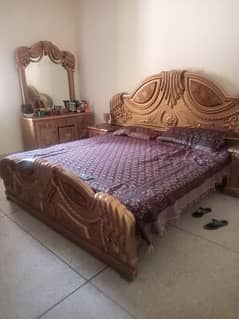 beautiful bed king size with all accessories 0