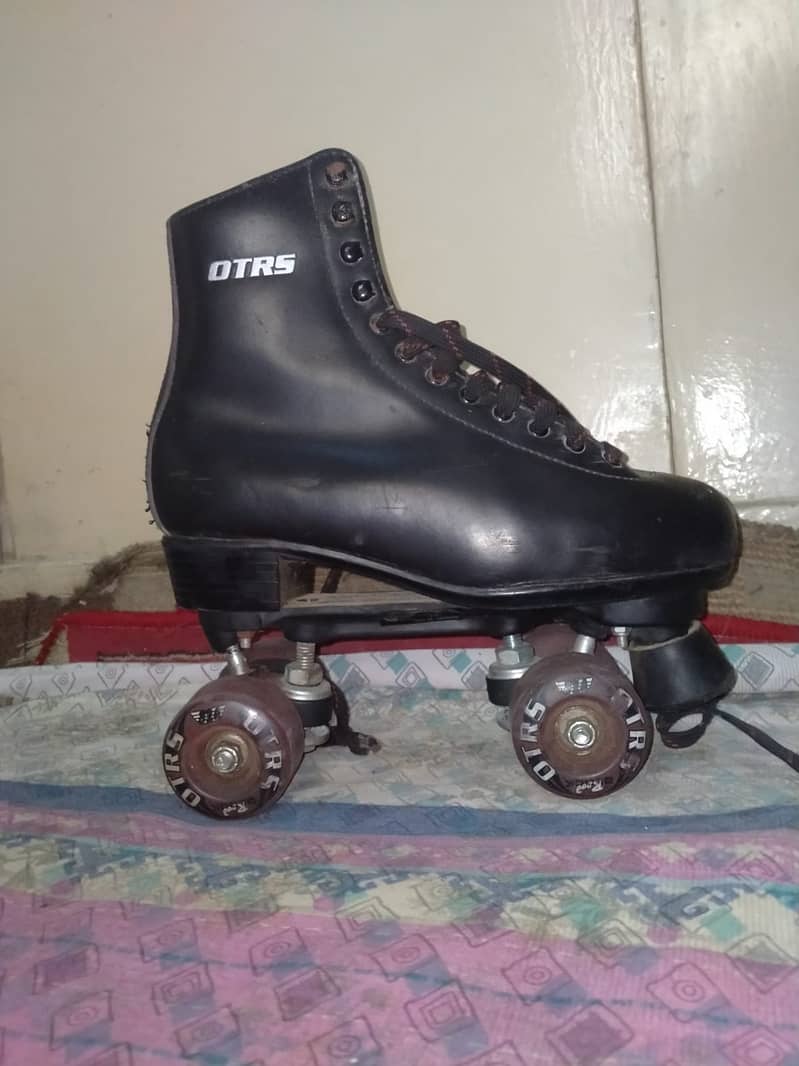 FOUR WHEEL SKATING SHOES 1