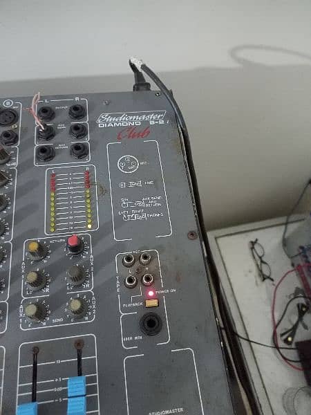 Studiomaster mixer with speaker 3