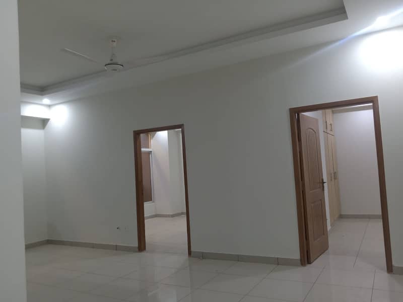 3 BED APARTMENT AVAILABLE FOR RENT IN GULBERG 3