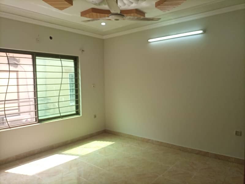 7 Marla Double Unit House 5 Bed Room With Attached Bath, Drawing Dining, Kitchen, T. V Lounge, Servant Quarter 11