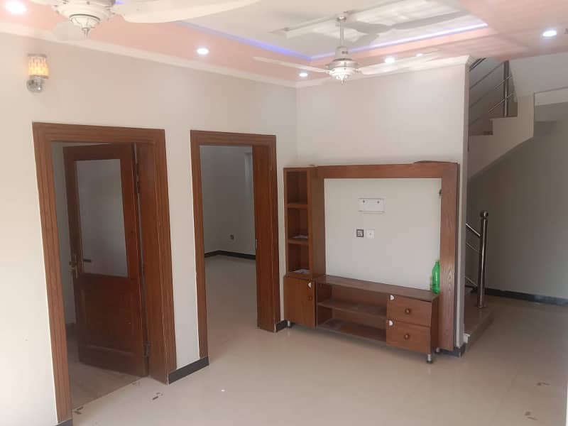 5 Marla Double Unit House, 3 Bed Room With attached Bath, Drawing Dinning, Kitchen, T. V Lounge, Servant Quarter 12