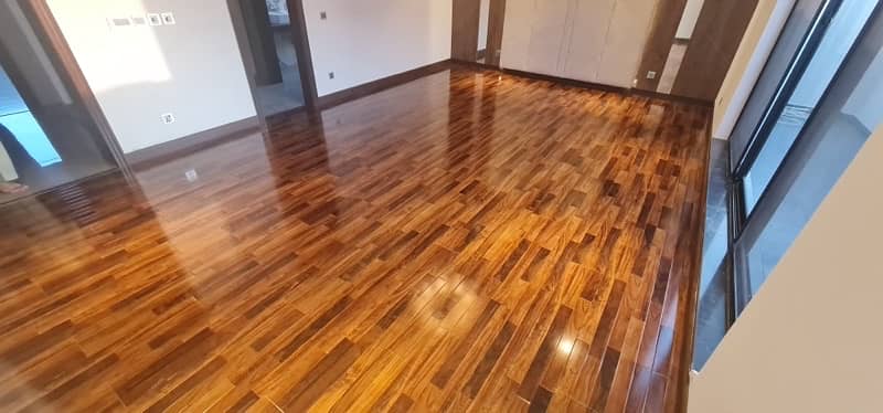 Laminate Wooden Floor Tiles , PVC skirting , Room Wallpaper . 3