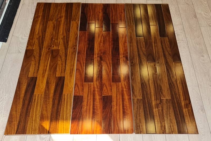 Laminate Wooden Floor Tiles , PVC skirting , Room Wallpaper . 7