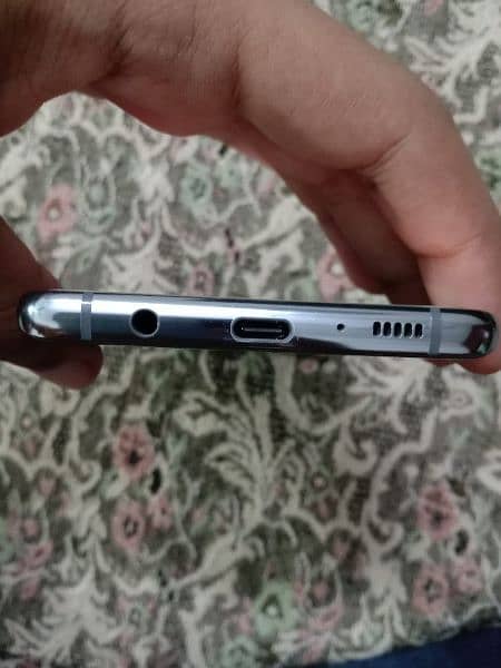 Samsung Galaxy s10 5g in scratchless condition 1