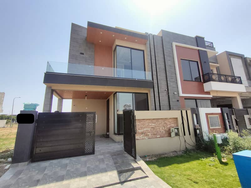 Outclass Location 5 Marla 3 Bedroom Modern Design House For Sale On 50Ft Road In Dha 9 Town Lahore 2