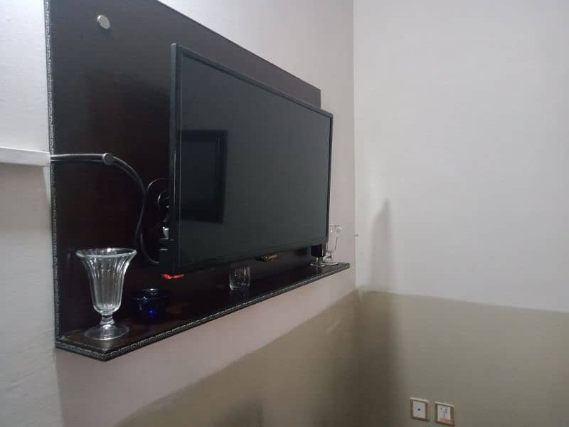 32 inches LED good condition 1
