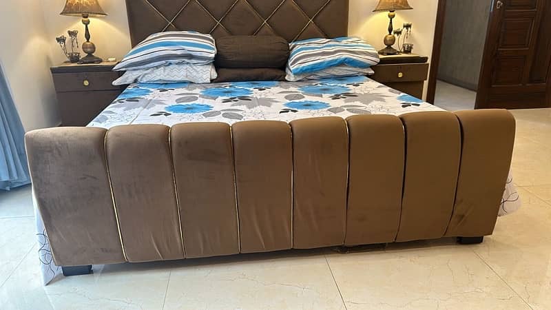 Queen size bed with side tables  in brown velvet colting 5