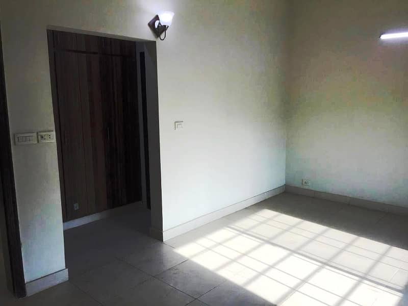 Prime Opportunity Immaculate 3rd Floor Apartment In Askari 11 - Now On Sale! 5