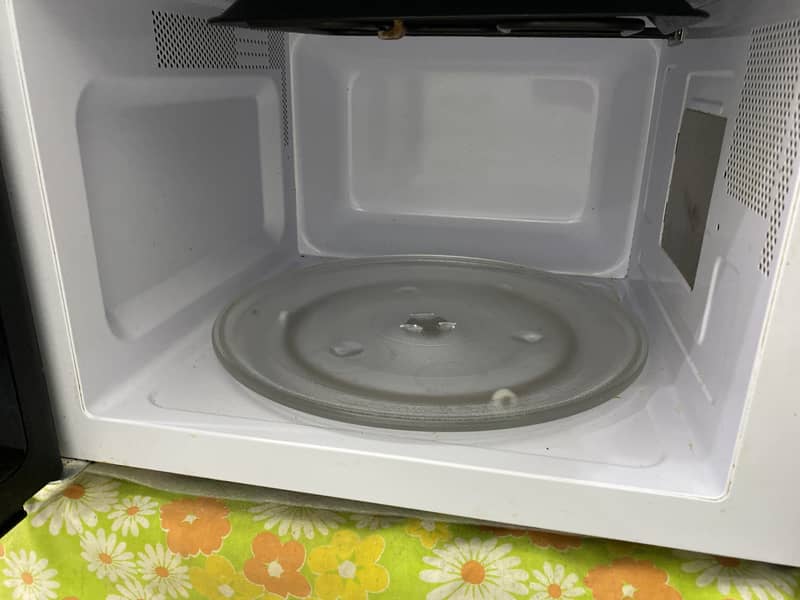 Dawalance oven DW-136G (less used. 10/10 ) 1
