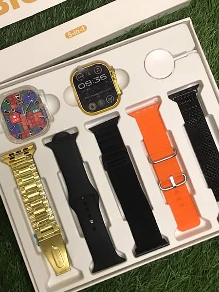 i18 Ultra Gold Smartwatch with 5 straps an silicone case 1