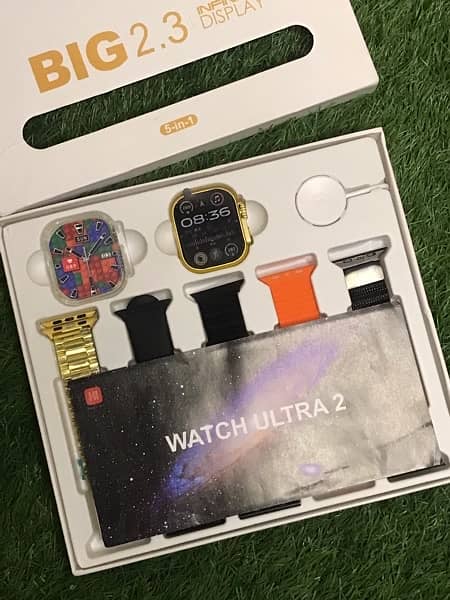 i18 Ultra Gold Smartwatch with 5 straps an silicone case 2