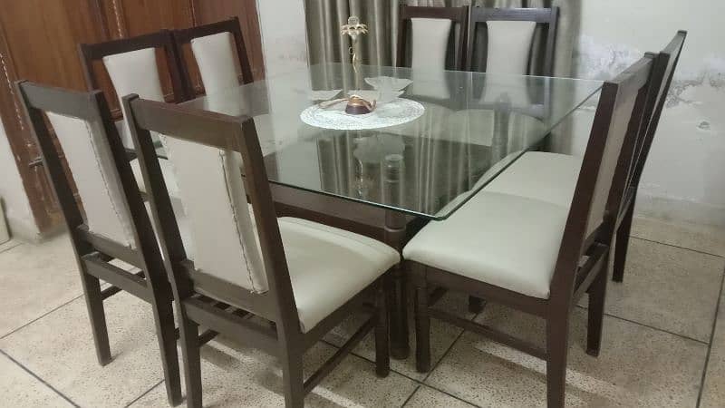 Glass dining table in superb condition 1