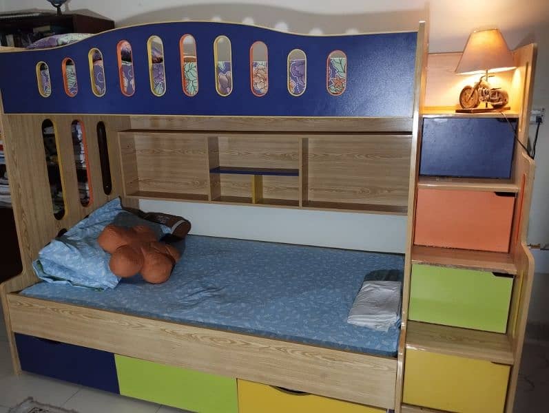 Bunk Bed (kids) in very good condition, three story bed without metres 4