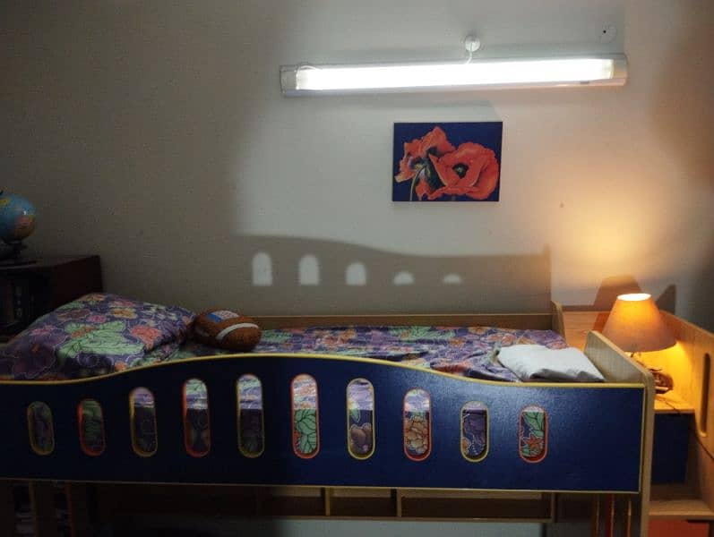 Bunk Bed (kids) in very good condition, three story bed without metres 5