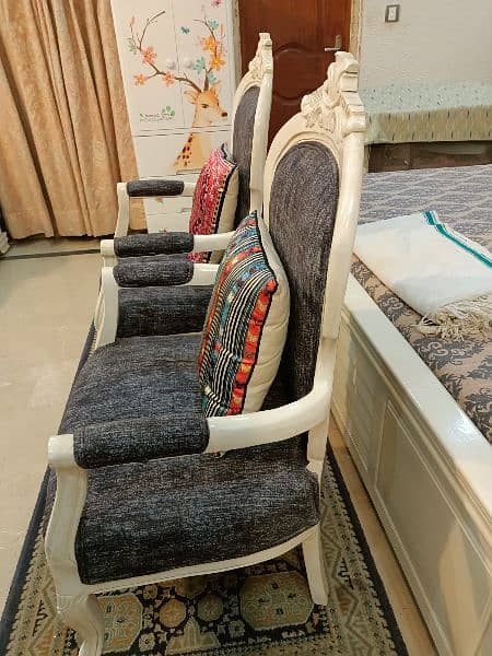 2 bedroom chairs with centre table 4