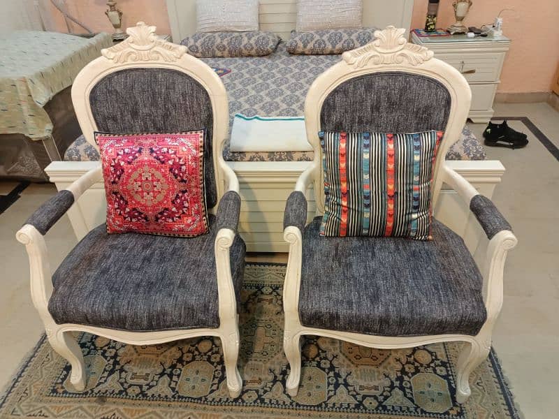 2 bedroom chairs with centre table 7