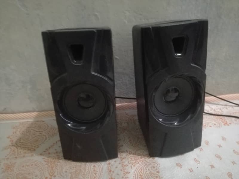 External Speakers USB and Wifi Router 2