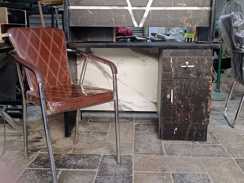 beautiful office table  with free chair in reasonable price 3