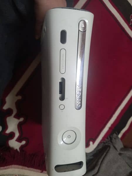 xbox 360 with 2 controllers 2
