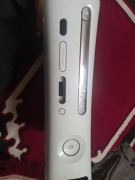 xbox 360 with 2 controllers 3