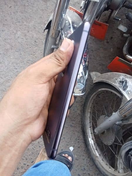 condition 10 by 9 official PTA Moto Z4 2